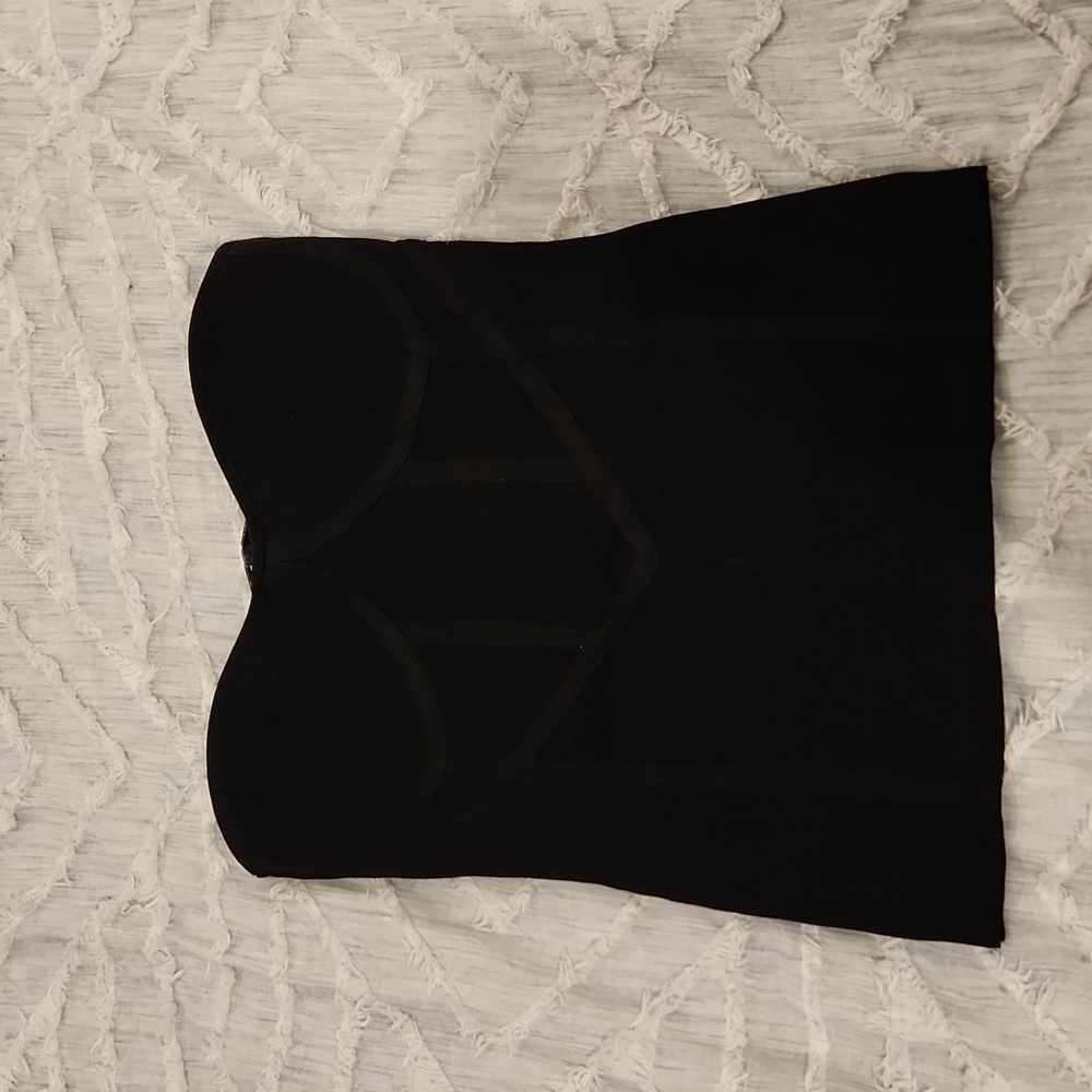 Beautiful black Zara tube top that gives the appearance of boning! Size S!